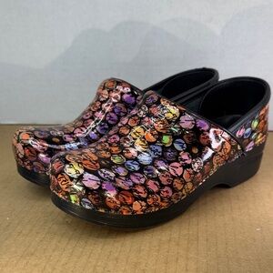 EUC Dansko Viola Artsy Colorful Dot Cursive Script Shiny Clogs, Womens sz 37 / 7